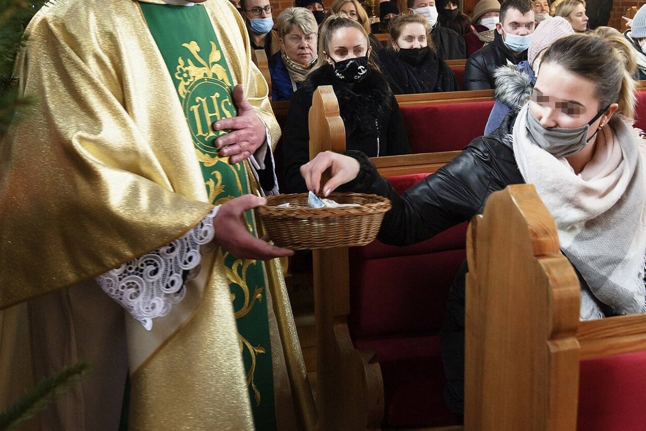 Ksiądz ujawnił informację. Pieniądze zbierane na tacę są przeznaczone na wydatki kościelne