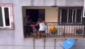 Une femme attrape son mari avec sa maitresse (vidéo)