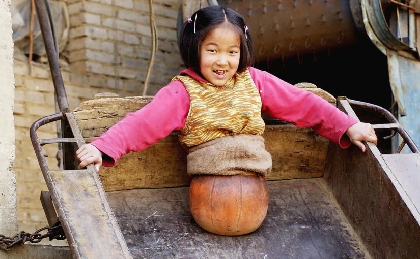 Qian Hongyan, également connue sous le nom de “fille au ballon de basket”, est devenue millionnaire dix ans après avoir perdu ses jambes à la suite d’un grave accident. ➤ Buzzday.info