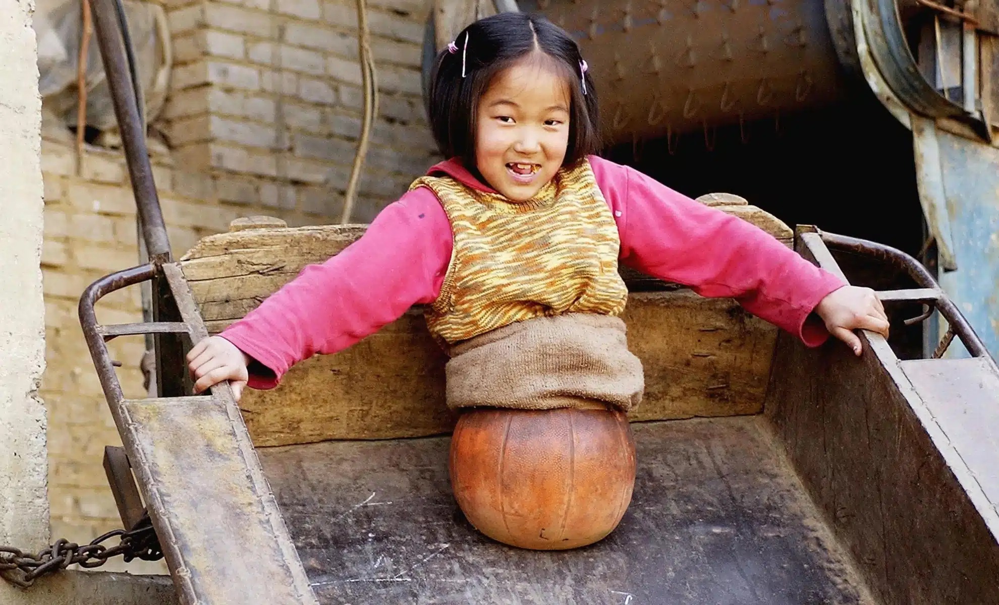 Qian Hongyan, également connue sous le nom de “fille au ballon de basket”, est devenue millionnaire dix ans après avoir perdu ses jambes à la suite d’un grave accident.