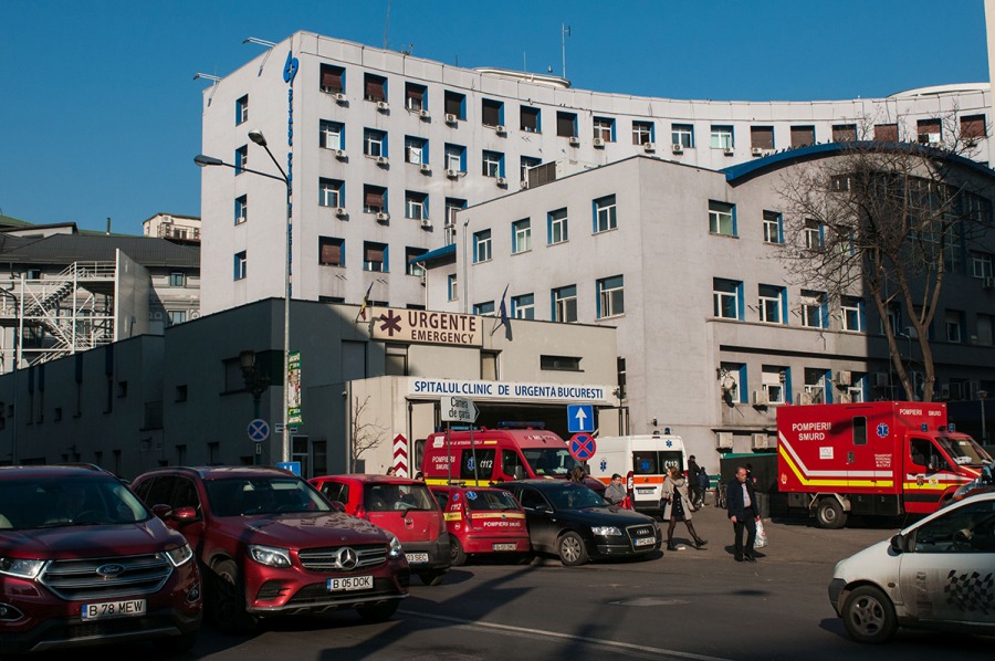 În timpul unei operații într-un spital din București, un chirurg a atacat doi colegi într-un incident șocant