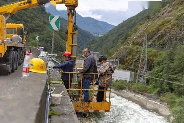 Một ngọn núi đá đổ sập khiến cây cầu trên đường cao tốc bị gãy làm đôi, cản trở giao thông. Cơ quan chức năng đã có hành động khẩn cấp