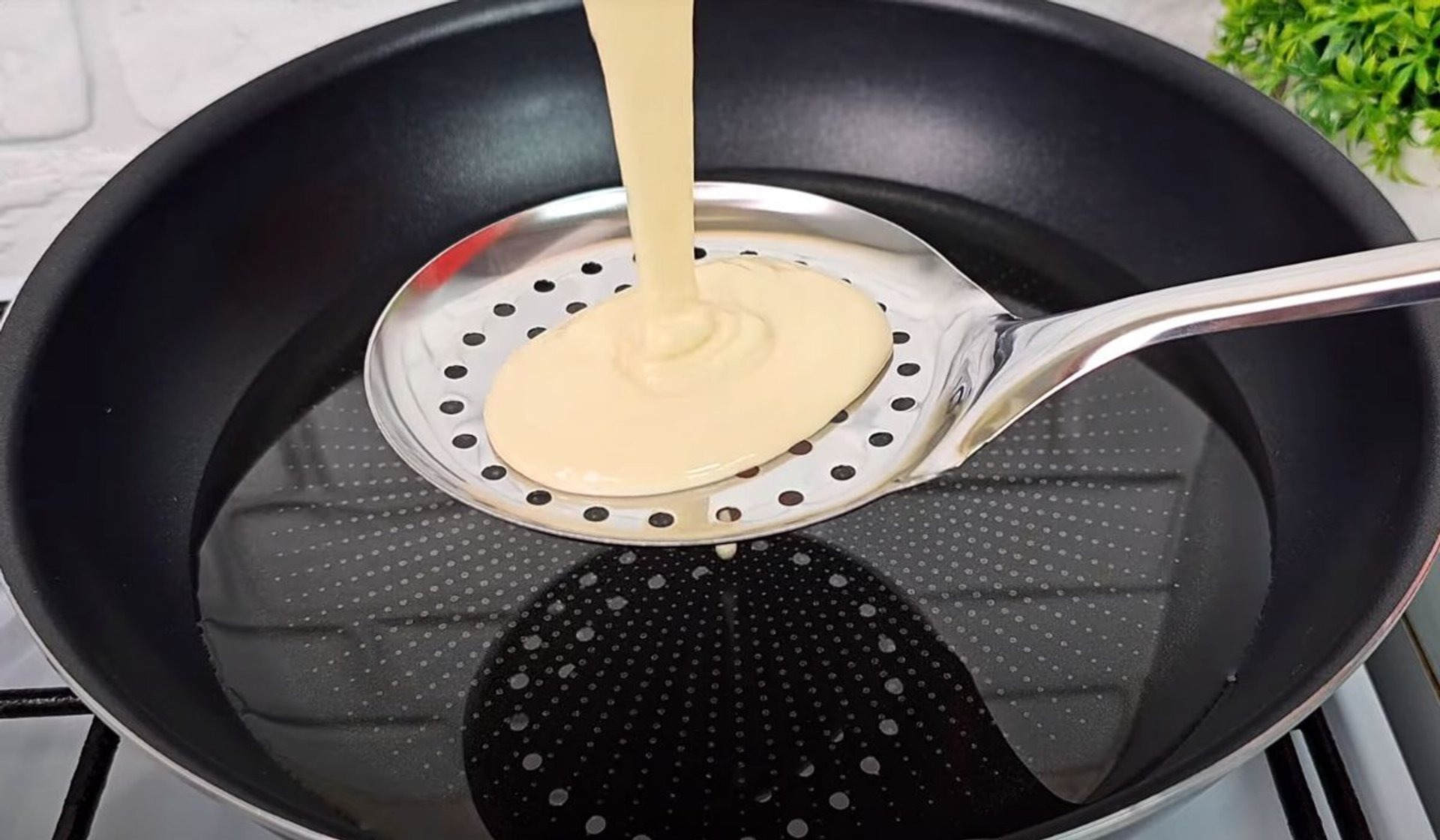 Użyj łyżki, aby wrzucić ciasto do gorącego oleju. To prosty i szybki przepis, który może spodobać się każdemu ➤ Buzzday.info