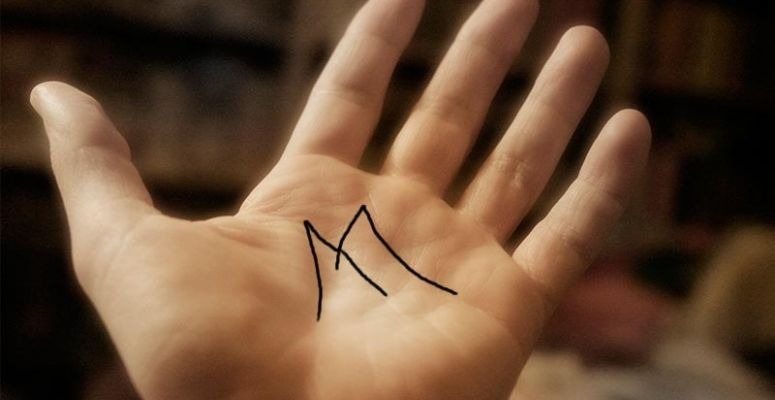 La lettera “M” sulla mano: ecco cosa significa