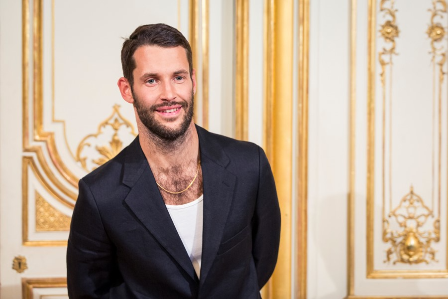 Interpellée par l’annonce de la paternité du couturier Simon Porte Jacquemus et de son époux