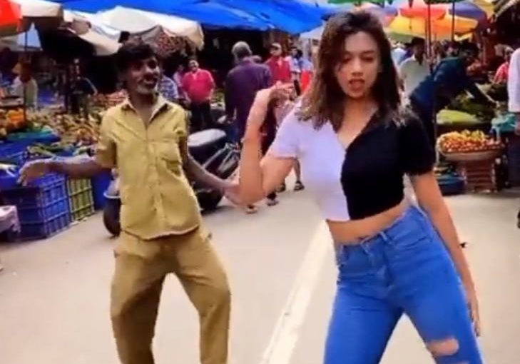 Viral video: Young girl dances to Sushmita Sen’s Dilbar song on the street, autorickshaw driver joins her – WATCH ➤ Buzzday.info