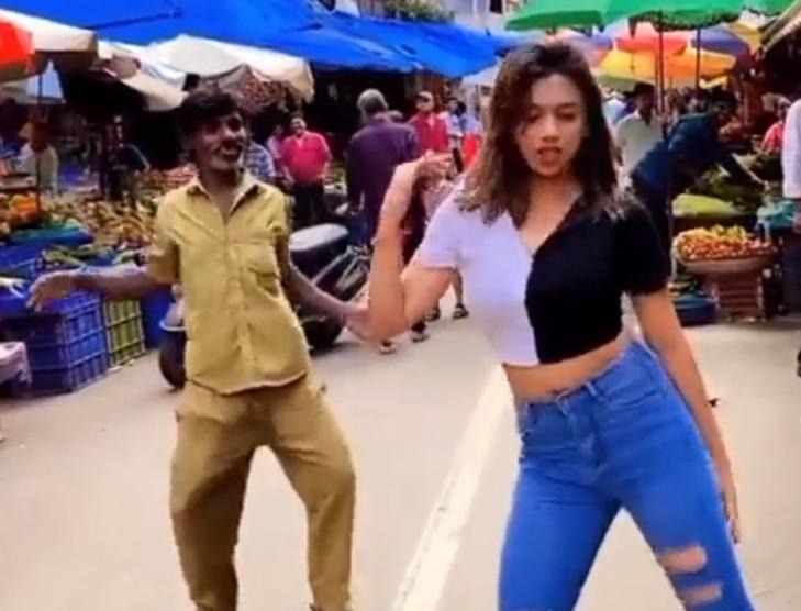 Viral video: Young girl dances to Sushmita Sen’s Dilbar song on the street, autorickshaw driver joins her – WATCH ➤ Buzzday.info