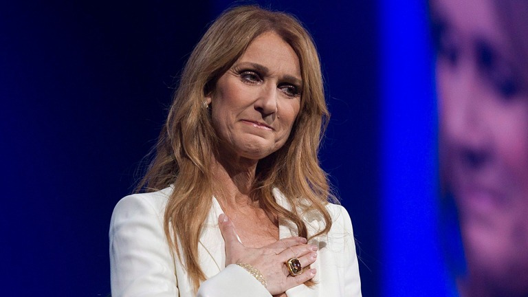 Céline Dion : méconnaissable en boxer et seins nus, la chanteuse de 55 ans officialise son grand retour