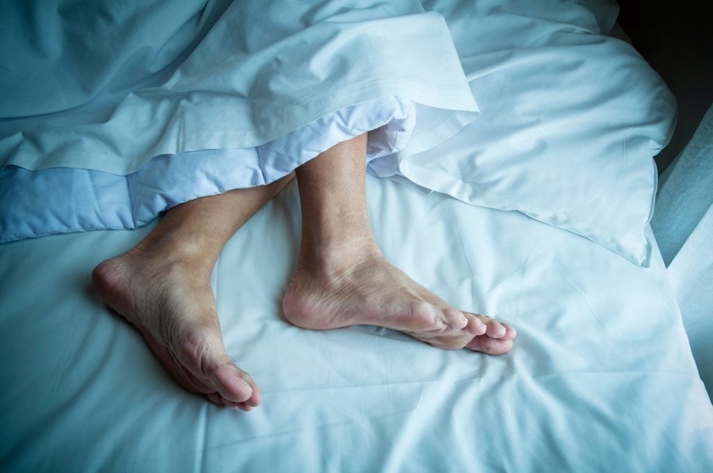 Ciało alarmuje: Skurcze nóg w nocy to nie przypadek! ➤ Buzzday.info