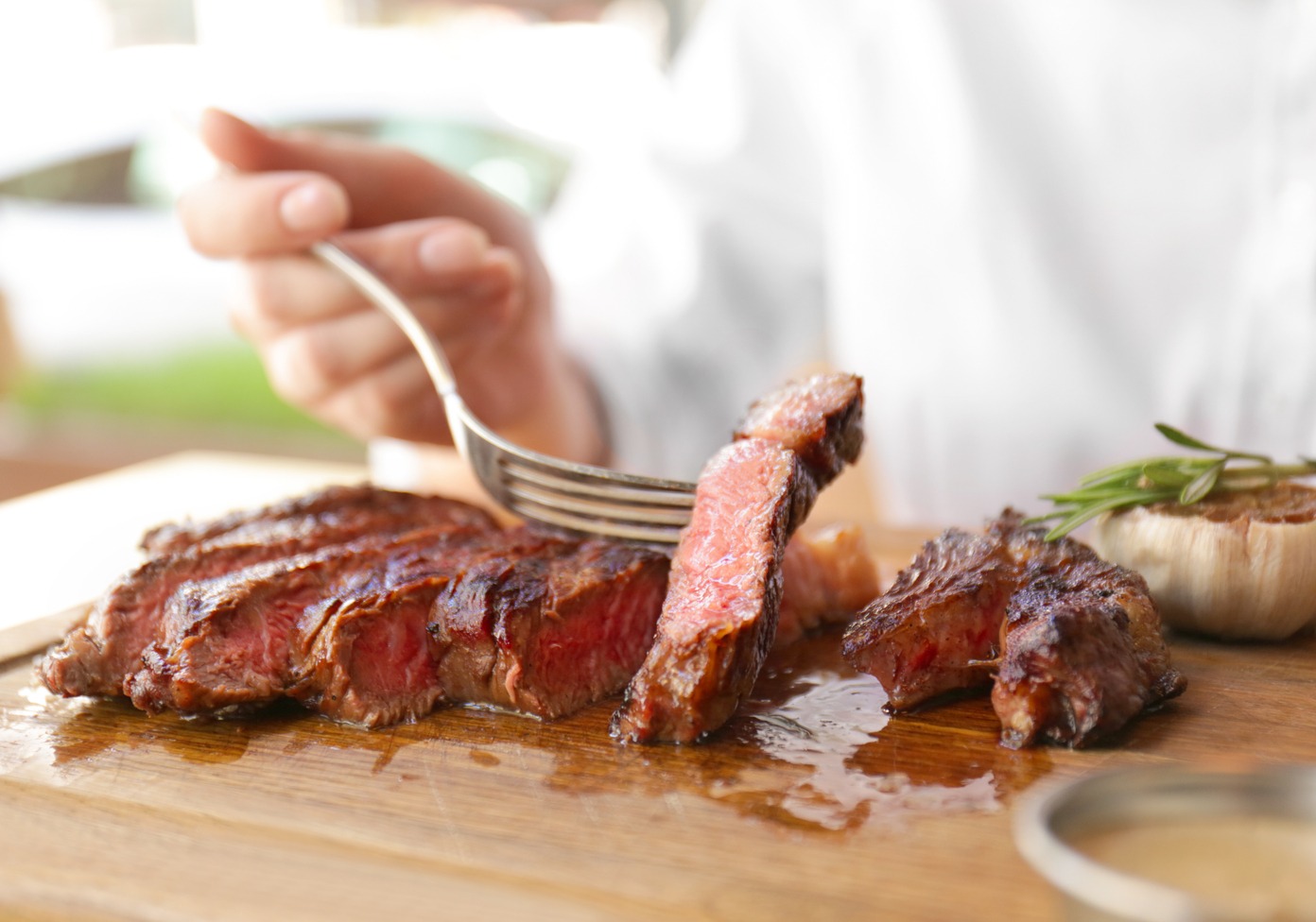 Uno studio ha rilevato che mangiare carne più di cinque volte alla settimana aumenta il rischio di cancro