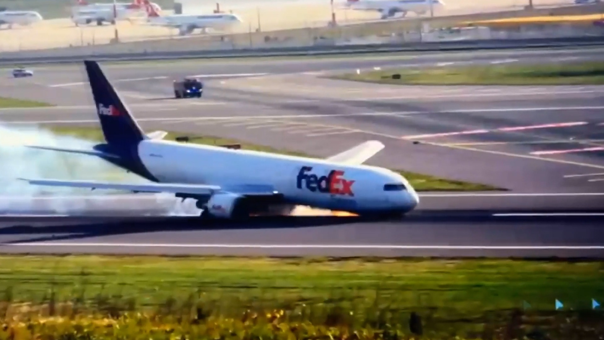 Atterrissage d’urgence d’un Boeing 767 suite à une défaillance du train d’atterrissage. Vidéo d’Istanbul ➤ Buzzday.info