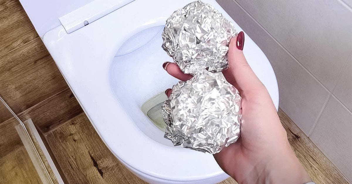 Mettre du papier aluminium dans la cuvette des toilettes