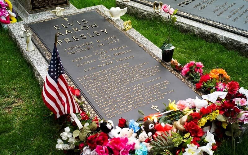 Have You Seen Elvis Presley’s Real Grave? Look!