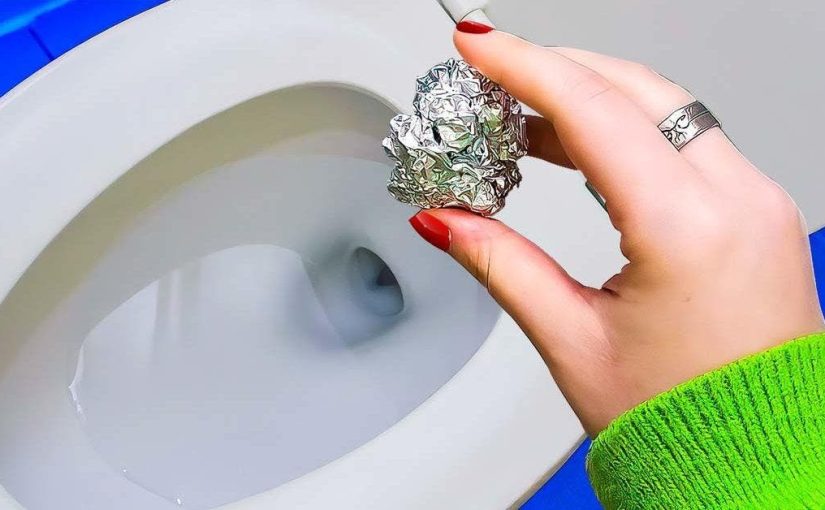 Mettre du papier aluminium dans la cuvette des toilettes ➤ Buzzday.info