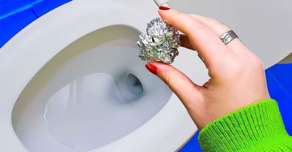 Mettre du papier aluminium dans la cuvette des toilettes ➤ Buzzday.info