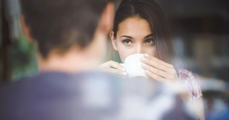 Jeśli kobieta to robi, mężczyźni uważają ją za „łatwą”. Oto sześć typowych cech