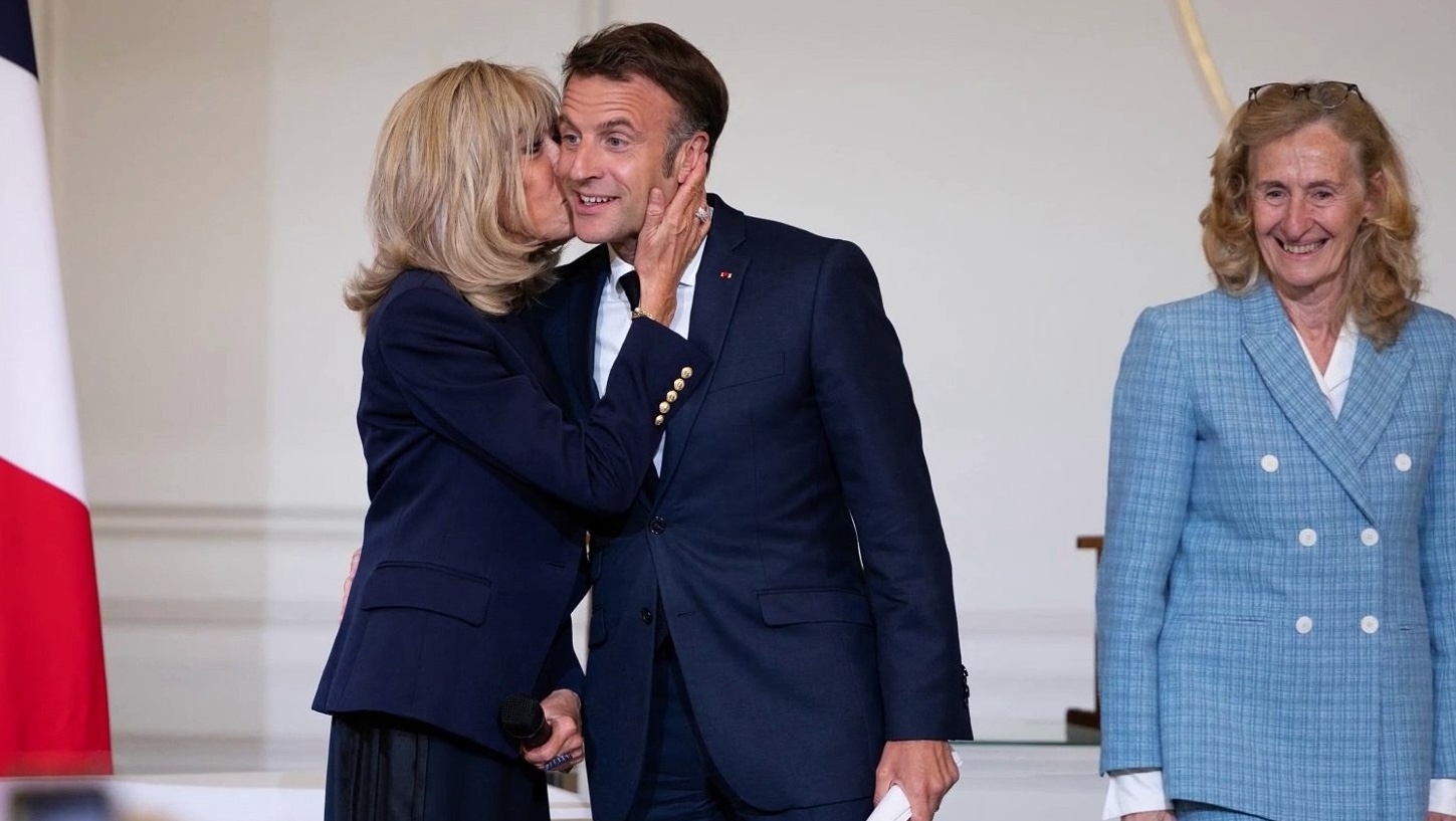 PHOTOS Brigitte Macron embrasse Emmanuel, une star de France 2 assiste à la scène