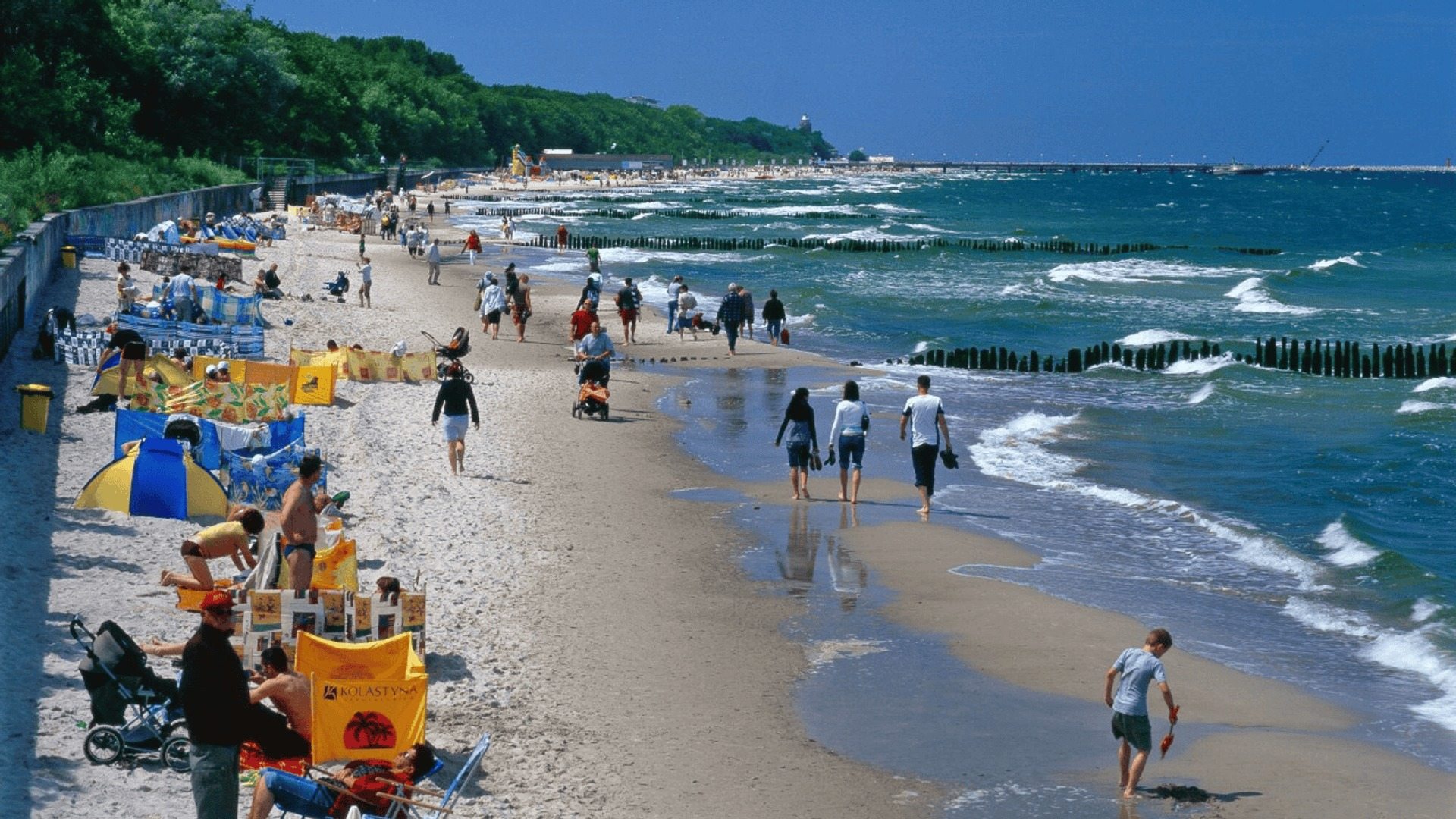 Kołobrzeg. Mężczyzna robił to na plaży przez osiem godzin bez przerwy. Turyści byli w szoku