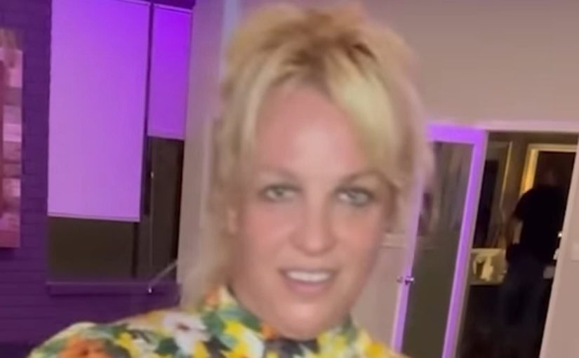 Britney Spears shows off her fit figure in a floral top and shorts as she dances in her latest video ➤ Buzzday.info