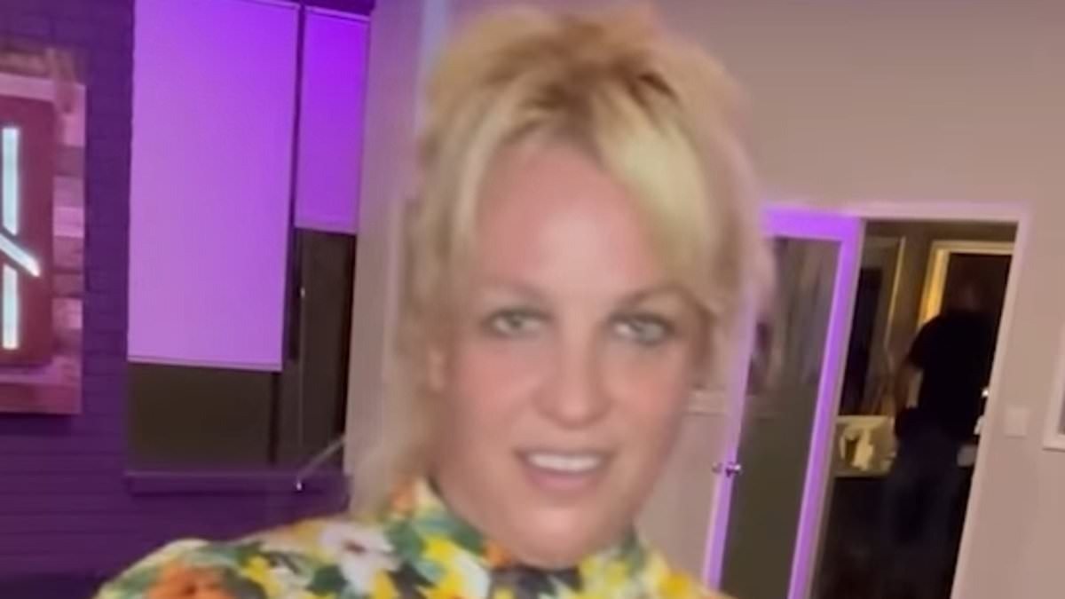 Britney Spears shows off her fit figure in a floral top and shorts as she dances in her latest video ➤ Buzzday.info