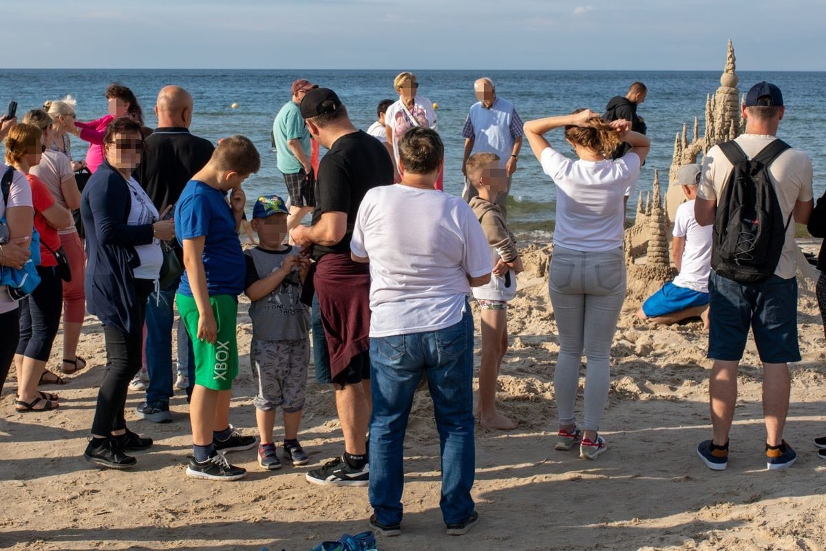 Kołobrzeg. Mężczyzna robił to na plaży przez osiem godzin bez przerwy. Turyści byli w szoku