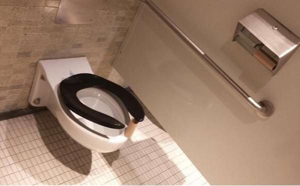 Toujours mettre un rouleau sous la lunette des toilettes la nuit