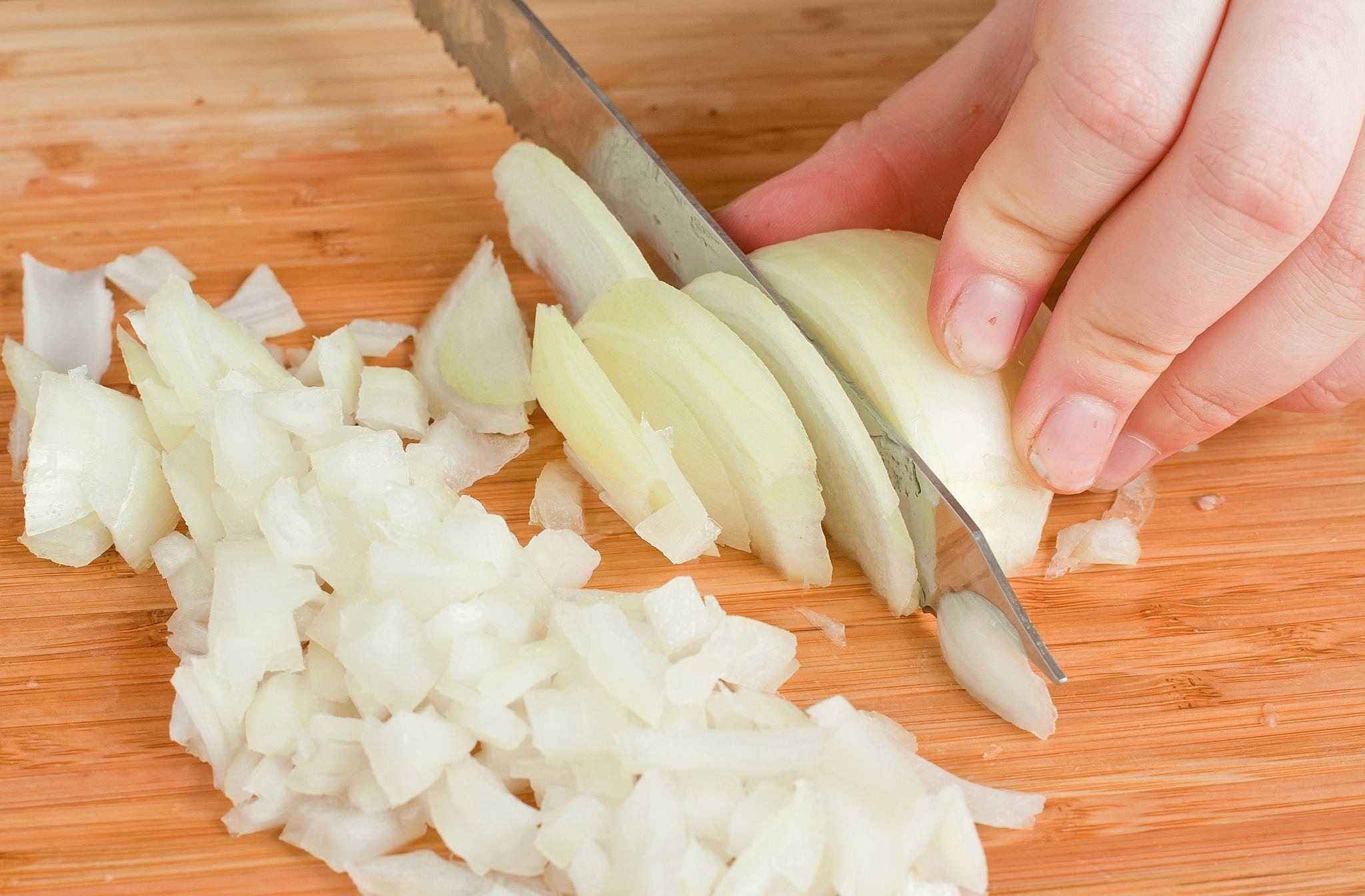 Włóż cebulę do zamrażarki na kilka minut. Nieoczekiwane odkrycie