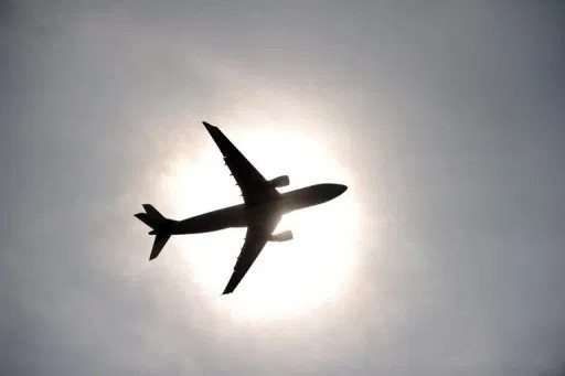 Un avion atterrit en urgence et évite de justesse une collision avec un autre appareil sur le tarmac