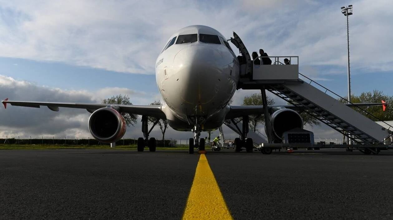 Un avion atterrit en urgence et évite de justesse une collision avec un autre appareil sur le tarmac