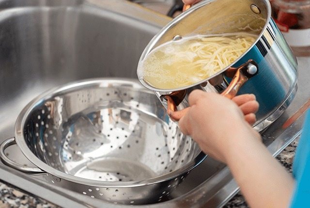 L’erreur la plus grave est de ne pas égoutter l’eau après la cuisson des pâtes