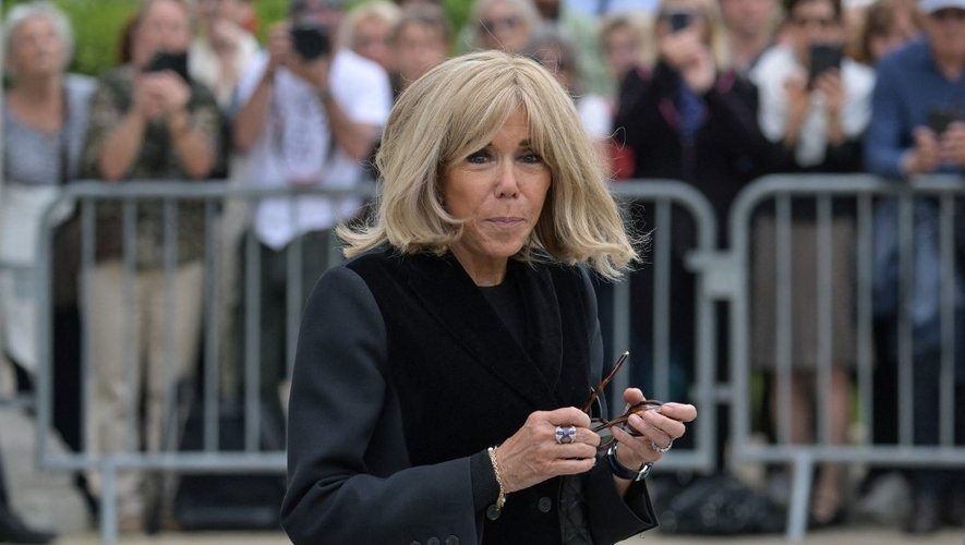 Brigitte Macron était visiblement bouleversée lors des obsèques de Françoise Hardy