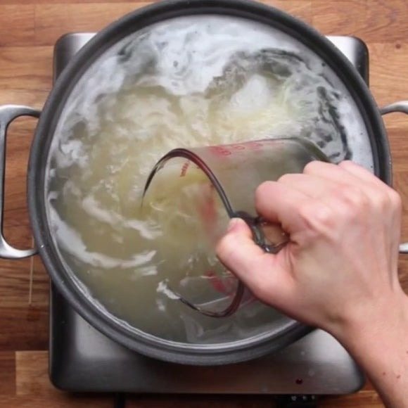 L’erreur la plus grave est de ne pas égoutter l’eau après la cuisson des pâtes