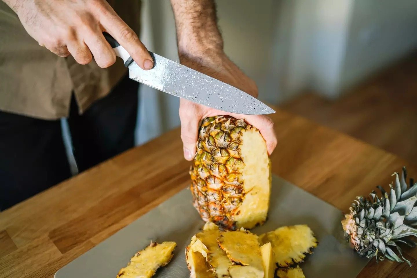 People are horrified after finding out why their mouths tingle after eating pineapple