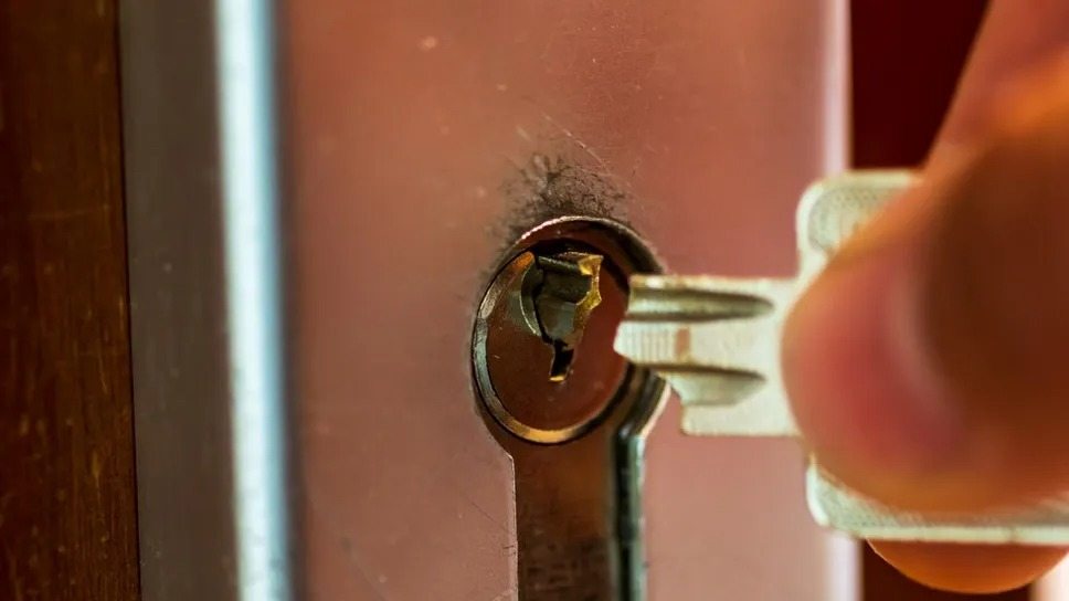 Clé cassée dans la serrure ? Astuces simples à essayer