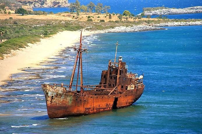 Boat Appears After Being Missing For 20 Years. Fisherman Turns Pale After Seeing What’s Inside