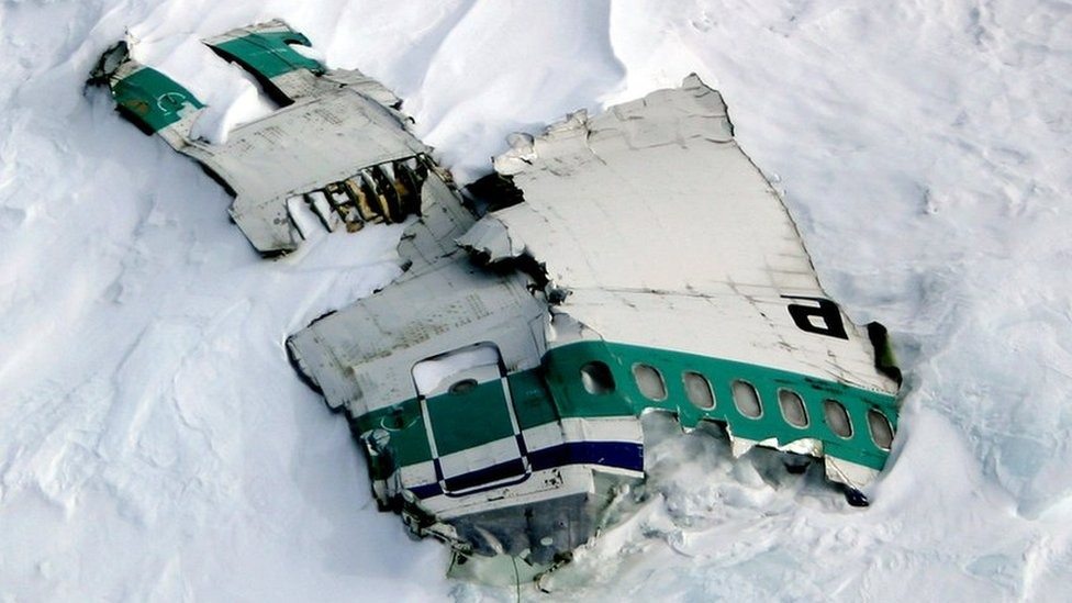 I ricercatori trovano un aereo scomparso da tempo in un iceberg. Dopo aver visto il movimento, impallidiscono