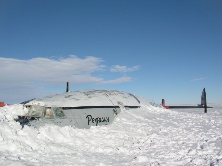 Cercetătorii găsesc un avion pierdut de mult în aisberg. După ce au văzut mișcarea, devin palizi