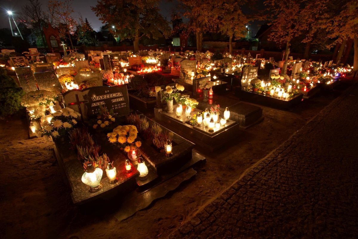 Kolory świec na grobach to coś więcej, niż się wydaje na pierwszy rzut oka. Łatwo popełnić błąd 1 listopada i poczuć się zawstydzonym