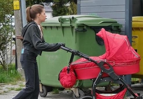 Matka idzie za córką do śmietnika – odkrycie ją szokuje!