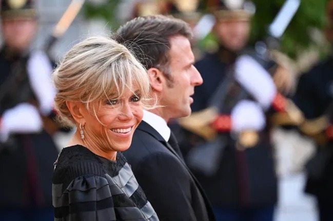 Brigitte Macron portait une robe courte et un chignon bohème pour le dîner d’État du président du Kazakhstan ➤ Buzzday.info