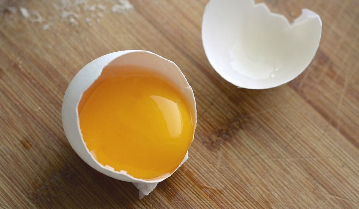 Żółte czy pomarańczowe? Naukowcy wiedzą, które żółtko jest zdrowsze