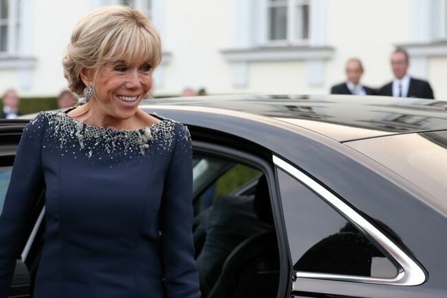 Brigitte Macron portait une robe courte et un chignon bohème pour le dîner d’État du président du Kazakhstan