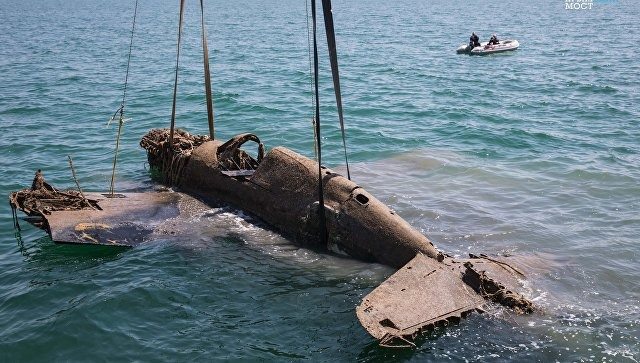 Marynarka Wojenna Podnosi Samolot Z Dna Oceanu, Potem Zaglądają Do Środka ➤ Buzzday.info