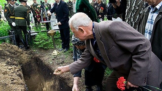 Proč na pohřbu házíte špínu na rakev: odpověď