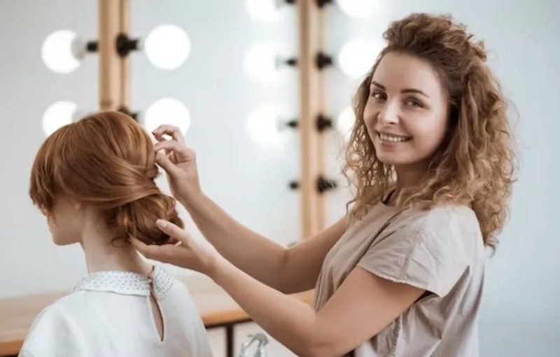 Hairdresser surprises teen with hair combing ➤ Buzzday.info