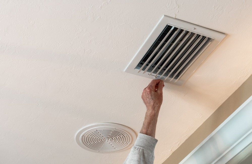 A homeowner investigates an odd smell in new house vents ➤ Buzzday.info