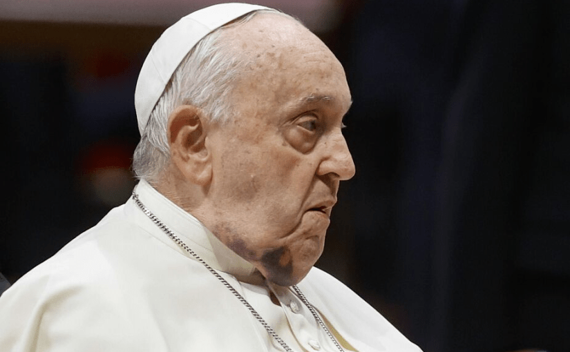 Papież Franciszek został pobity? Na twarzy Ojca Świętego zauważono siniaki ➤ Buzzday.info