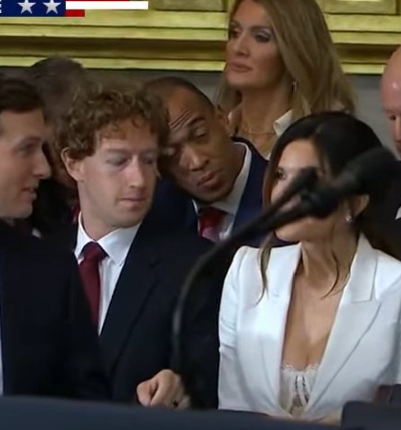 Un moment care a devenit viral în timpul învestirii lui Trump a fost când Mark Zuckerberg a fost văzut uitându-se la logodnica lui Jeff Bezos