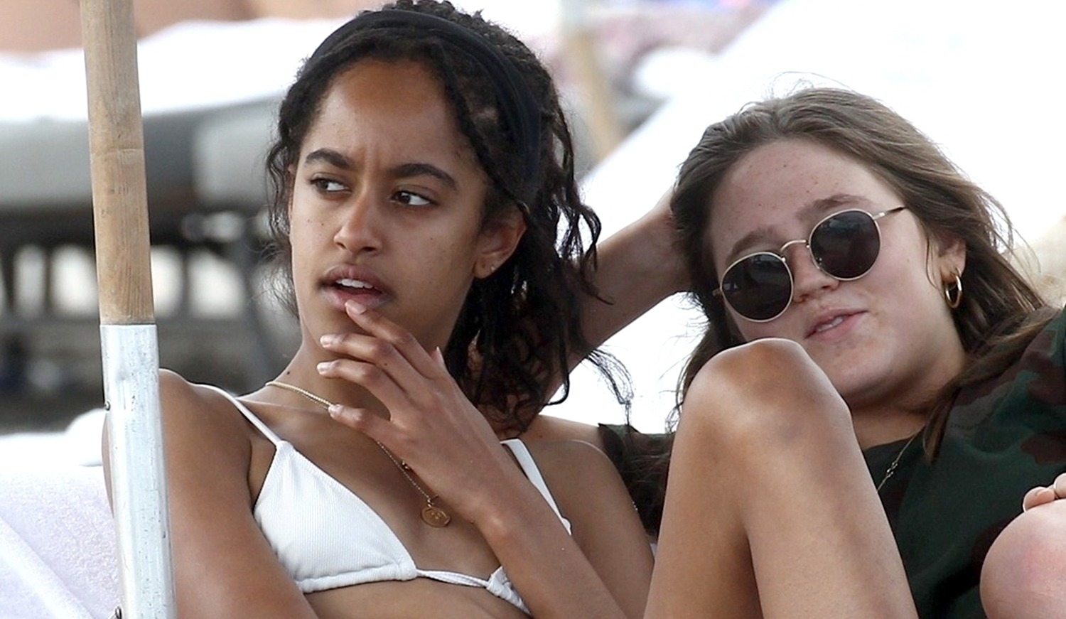 Malia Obama looks stunning in swimwear. See her best bikini moments ➤ Buzzday.info