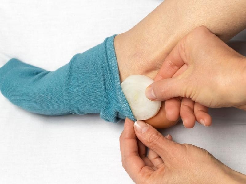 Czy wiesz, że włożenie cebuli do skarpetki może zdziałać cuda?